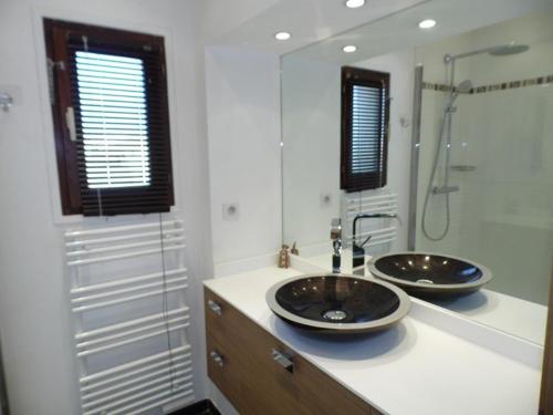 une salle de bain avec deux lavabos et une douche dans l'établissement Duplex moderne à 150m de la plage avec terrasse, parking et équipements complets - FR-1-326-529, à Marseillan