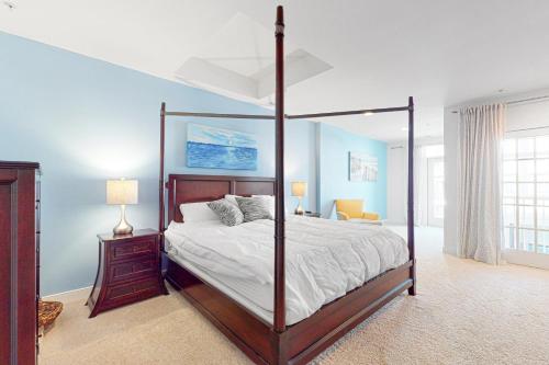 una camera con letto a baldacchino e pareti blu di St Kitts 102 a Ocean City