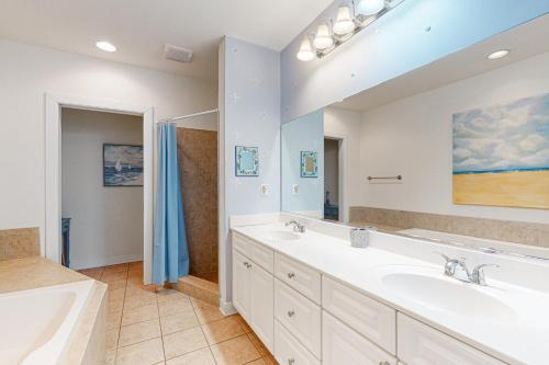 un bagno con due lavandini e un grande specchio di St Kitts 102 a Ocean City