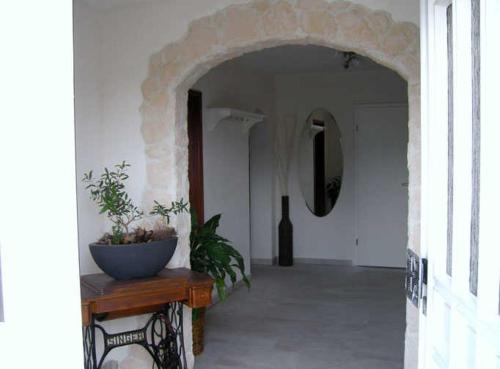 an archway in a hallway with a plant on a table at Haus Ellbogen in Momlingen