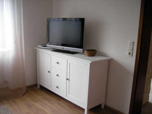 a tv sitting on top of a white cabinet at Haus Ellbogen in Momlingen