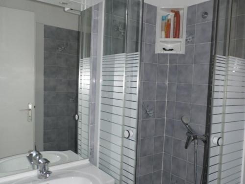 une salle de bain avec douche et lavabo dans l'établissement Charmante maison 2 pièces cabine, terrasse, BBQ, parking privé, proche plage - Marseillan - FR-1-326-562, à Marseillan