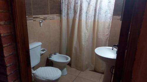 a bathroom with a toilet and a sink at Cabañas El descanso in San Rafael