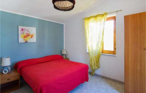 1 dormitorio con cama roja y ventana en Pet Friendly Apartment In San Leonardo Di Cutro With Kitchen, en Le Castella