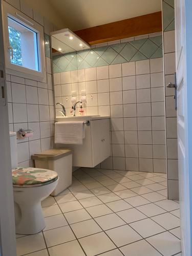 La salle de bains est pourvue de toilettes et d'un lavabo. dans l'établissement La Peyreyre, à Jaujac