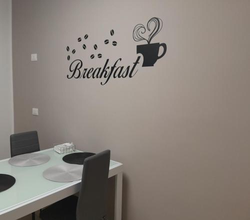 una scrivania con tavolo e una tazza di caffè sul muro di New zarà a Villa San Giovanni