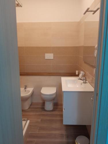 y baño con aseo y lavamanos. en New zarà, en Villa San Giovanni