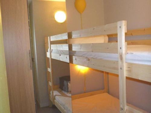 ein paar Etagenbetten in einem Zimmer in der Unterkunft Appartement Marseillan-Plage, 3 pièces, 5 personnes - FR-1-387-121 in Marseillan
