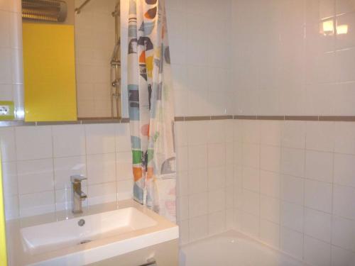 ein Badezimmer mit einem Waschbecken, einem WC und einem Spiegel in der Unterkunft Appartement Marseillan-Plage, 3 pièces, 5 personnes - FR-1-387-121 in Marseillan
