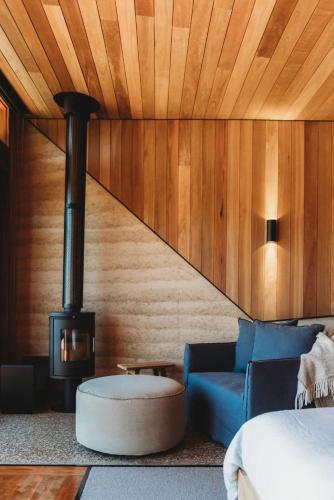 Ein Sitzbereich in der Unterkunft Chaser Studio at Basalt Luxury Accommodation