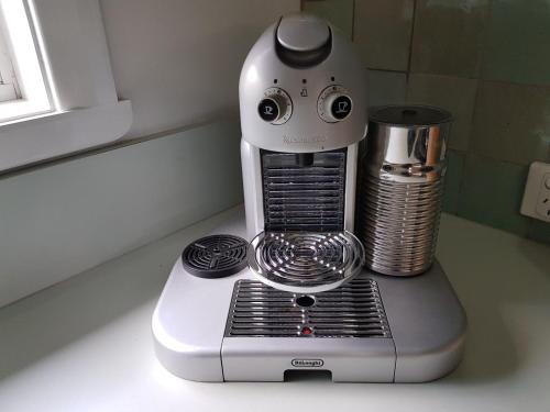 a white blender sitting on a kitchen counter at LONSDALE ON GLANEUSE in Point Lonsdale