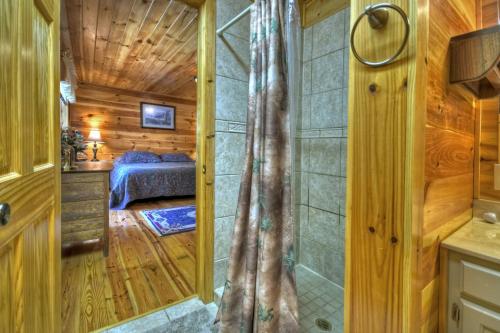 En eller flere senger på et rom på New - Campbells Cozy Cabin With Fire Pit