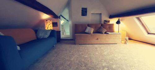 ein Wohnzimmer mit einem Sofa und einem Fenster in der Unterkunft O'pOzArt Guesthouse in Durnal