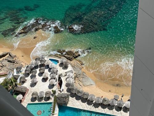 an aerial view of a beach and the ocean at Suite frente al mar en Torres Gemelas Acapulco in Acapulco