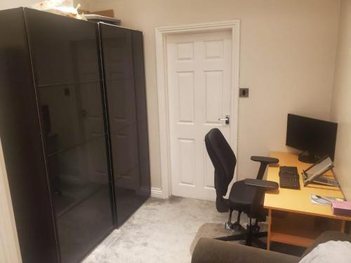 an office with a desk with a computer and a chair at Large Kingsize ensuite in Kingswood, Bristol, BS15 in Kingswood