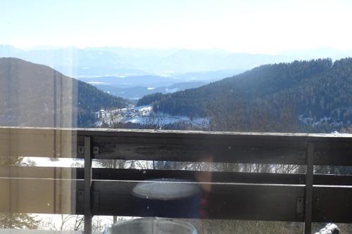 a view of a mountain from a glass window at Romantisches Bergapartment - Luxus Studio auf der Simonhöhe in Zirkitz