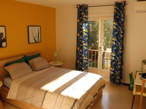 une chambre avec un lit et une fenêtre dans l'établissement Appartement T2 climatisé avec balcon, WiFi et parking près du centre de Cavalaire-sur-Mer - FR-1-100-180, à Cavalaire-sur-Mer