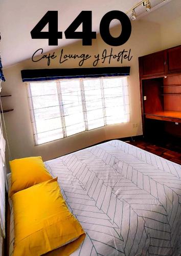 1 dormitorio con 1 cama grande y un cartel en la pared en 440 Café Lounge y Hostel, en La Paz