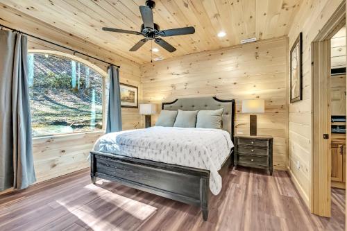 Schlafzimmer mit einem Bett und einem Deckenventilator in der Unterkunft Bo's Carriage House - private 36-acre resort with 6 homes amazing waterfall in Cosby