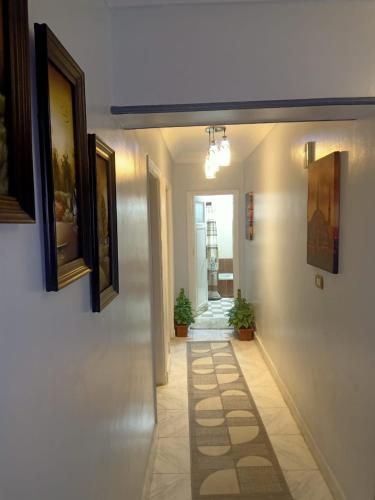 a hallway of a building with a hallwayngthngthngthngthngthngthngthngth at فاكانزا شقة فندقية مفروشة- vacanze in Fayoum Center