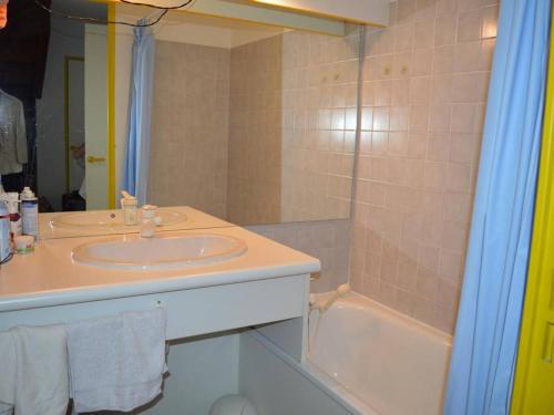 une salle de bain avec un lavabo et une baignoire dans l'établissement Duplex 4 pièces avec terrasse et solarium, 150m de la mer, parking privé, ascenseur - FR-1-225-655, à Argelès-sur-Mer