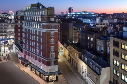 una vista aérea de una ciudad por la noche en Radisson Blu Edwardian Bond Street Hotel, London, en Londres