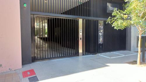 una entrada a un edificio con una puerta negra en Patagonia Home en Cipolletti