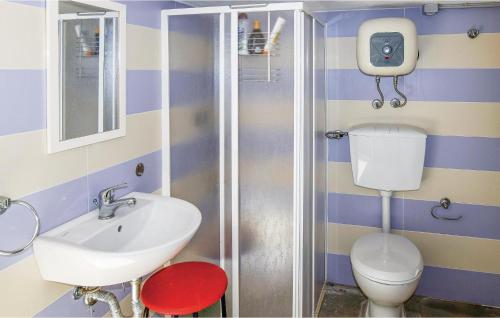 a bathroom with a sink and a toilet at Oriental Muti in Chiaramonte Gulfi