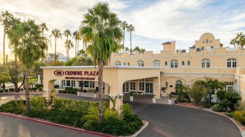 un edificio con palmeras delante en Crowne Plaza Phoenix - Chandler Golf Resort, an IHG Hotel en Chandler
