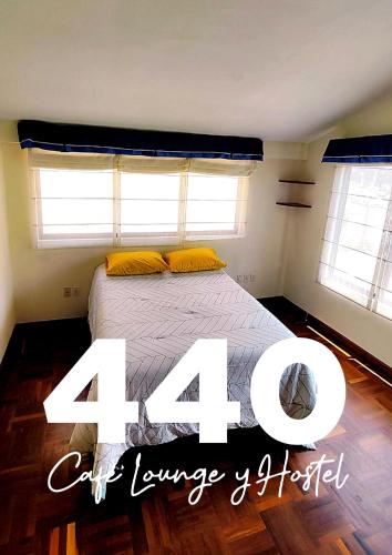 1 dormitorio con 1 cama grande y 2 ventanas en 440 Café Lounge y Hostel, en La Paz