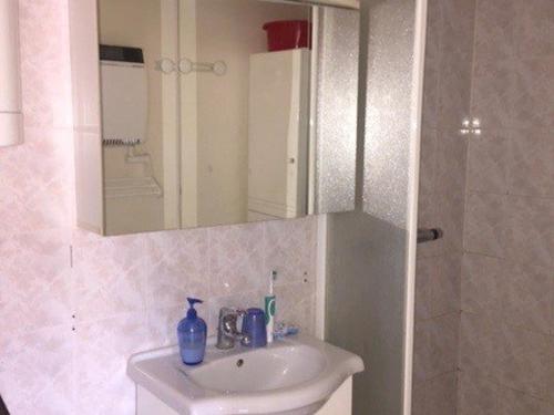 une salle de bain avec un lavabo et un miroir dans l'établissement Villa 3 Pièces, Mezzanine, Clim, 6 Couchages, Près Plage - Le Barcarès - FR-1-81-478, au Barcarès