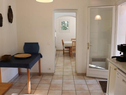 une cuisine avec une table et une salle à manger dans l'établissement Villa de charme en pinède, 4 chambres climatisées, accès direct plage - FR-1-100-209, à Cavalaire-sur-Mer