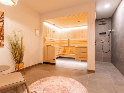 La grande salle de bains est pourvue d'une douche et d'une baignoire. dans l'établissement Wieserwald, à Wald im Pinzgau