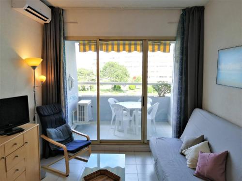 - un salon avec un canapé, une chaise et une table dans l'établissement Studio Climatisé avec Terrasse, Piscine Privée et Accès Mer, Villeneuve-Loubet - FR-1-252A-38, à Villeneuve-Loubet