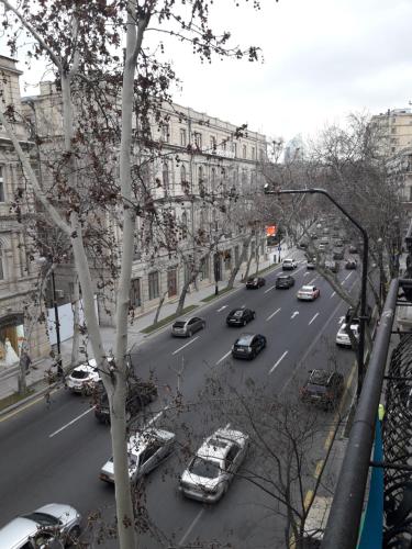 een drukke straat met auto's op de weg bij F1 Track View Balcony ZARIFA ALIEVA Street in Baku