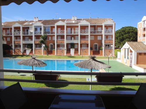 een uitzicht vanaf het balkon van een hotel met een zwembad bij Apartamento Mare Nostrum in Denia