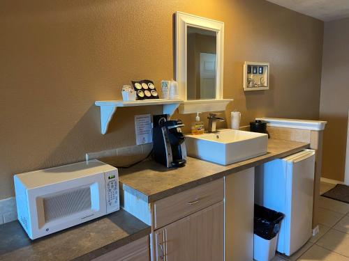 a kitchen with a microwave and a sink at The Waterfront at Potlatch in Shelton