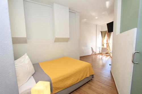 ein kleines Schlafzimmer mit einem Bett in einem Zimmer in der Unterkunft Hotel Grand Guanajuato in Guanajuato