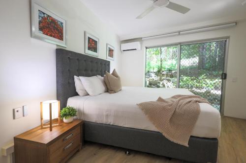 una camera da letto con un letto grande e una finestra di The Cove Noosa - Apartment 4 a Noosa Heads