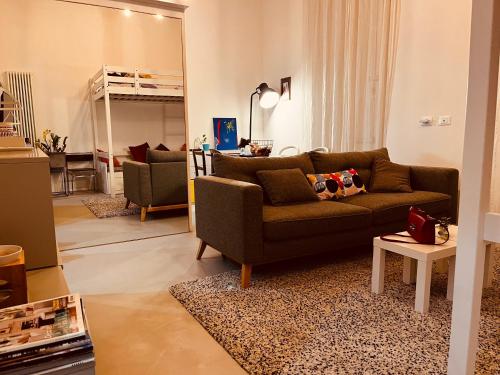 un soggiorno con un divano e un tavolo di Sweet Life House Rome Cavour a Roma