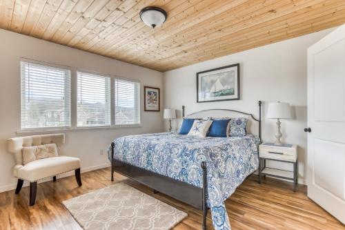 um quarto com uma cama e um tecto de madeira em Riveredge Retreat em Seaside