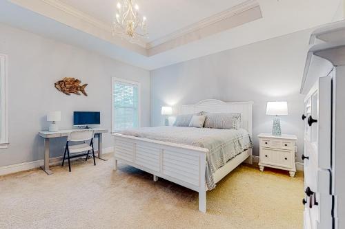 una camera da letto con un letto e una scrivania con un computer di Bayside Resort --- 30248 Candleberry Drive a Selbyville
