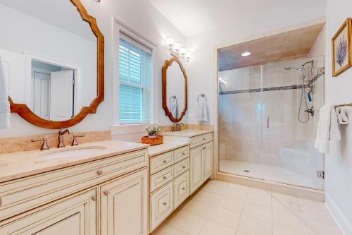 un bagno con due lavandini e una doccia di Bayside Resort --- 30248 Candleberry Drive a Selbyville