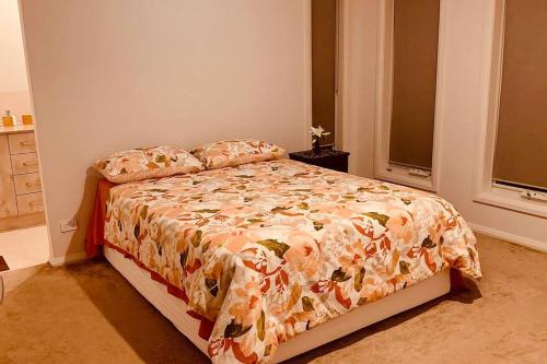 Katil atau katil-katil dalam bilik di Newly Built Charming 4 BR house in Berwick whole house