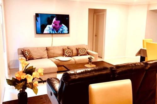 Ruang duduk di Newly Built Charming 4 BR house in Berwick whole house
