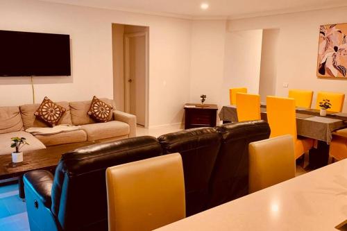 Ruang duduk di Newly Built Charming 4 BR house in Berwick whole house