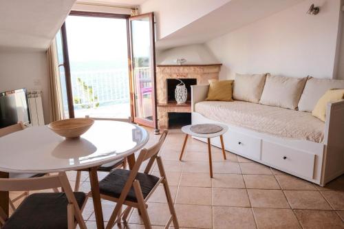 ein Wohnzimmer mit einem Sofa und einem Tisch in der Unterkunft Apartments by the sea Prigradica, Korcula - 20608 in Blato