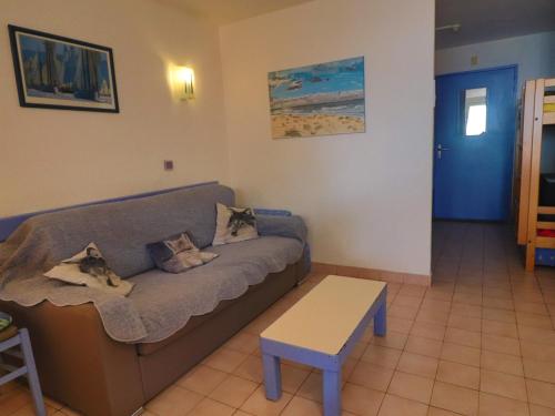 un salon avec un canapé et une table dans l'établissement Studio cabine climatisé avec terrasse, piscine et parking privé - FR-1-472A-140, à Sète