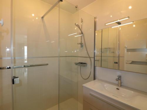 une salle de bain avec une douche en verre et un lavabo dans l'établissement Beau 3 pièces avec terrasse et box à Sète, 6 pers. - FR-1-472A-128, à Sète