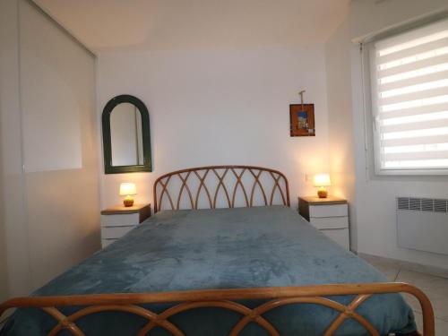 une chambre avec un grand lit avec deux tables de nuit dans l'établissement Beau 3 pièces avec terrasse et box à Sète, 6 pers. - FR-1-472A-128, à Sète